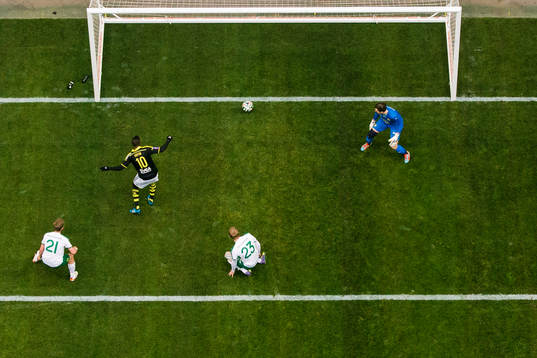 s Henok Goitom gör 1-0 bakom Hammarbys målvakt Johannes