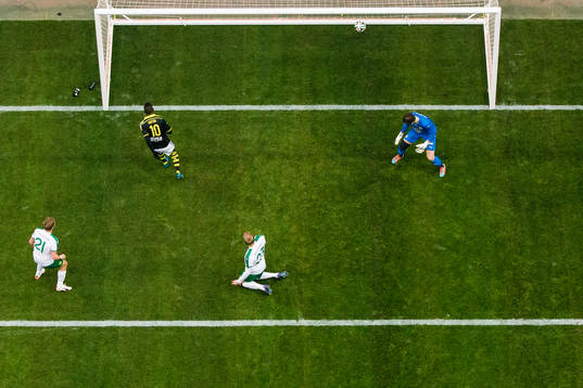 s Henok Goitom gör 1-0 bakom Hammarbys målvakt Johannes
