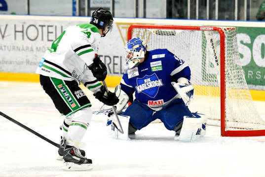 Rögles Peter LeBlanc och Karlskogas målvakt Joel Gistedt