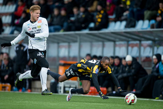 Mjällbys David Löfqvist vinner närkamp med Häckens