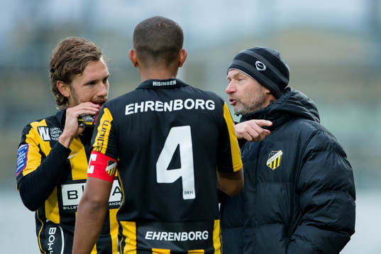 Häckens Simon Sandberg och Walid Atta lyssnar till