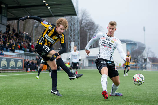 Häckens Samuel Gustafson slår ett inlägg förbi