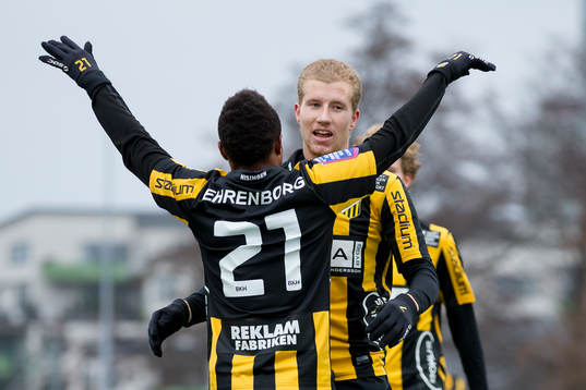 Häckens Nasiru Mohammed klappar om 2-0 målskytten Simon