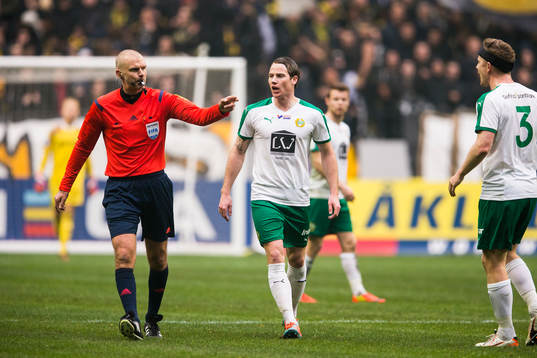 Domare Michael Lerjéus och Hammarbys Johan Persson