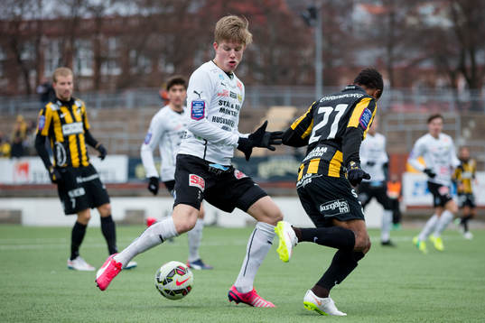Mjällbys Eric Björkander tar bollen från Häckens Nasiru