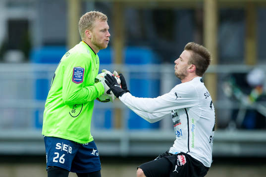 Häckens målvakt Peter Abrahamsson tar bollen före