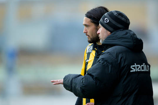 Häckens tränare Peter Gerhardsson instruerar Leonard Zuta