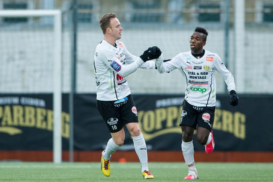 Mjällbys Marcus Ekenberg grattar Lumala Abdu