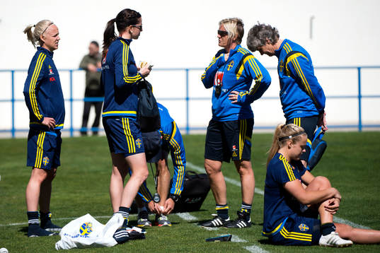 Sveriges Caroline Seger och Lotta Schelin pratar med