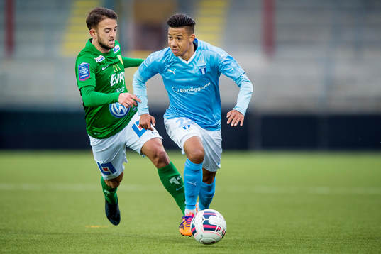 Jönköpings Robert Gojani jagar Malmö FFs Tobias Sana