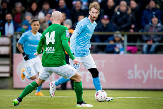 Malmö FFs Jo Inge Berget bevakas av Jönköpings Tobias