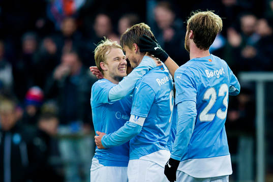 Malmö FFs Markus Rosenberg kramas om av Oscar Lewicki och