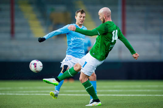 Malmö FFs Magnus Wolff Eikrem i kamp om bollen med