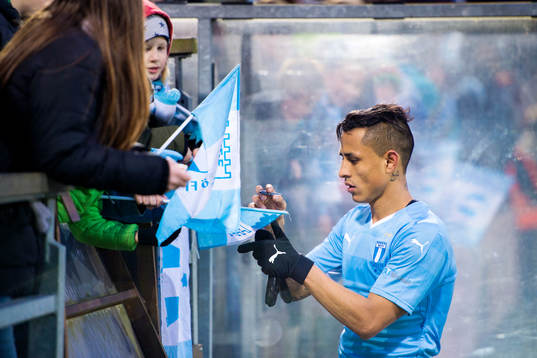 Malmö FFs Victor Yoshimar Yotun Flores skriver autografer