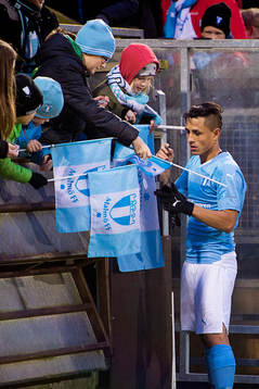 Malmö FFs Victor Yoshimar Yotun Flores skriver autografer