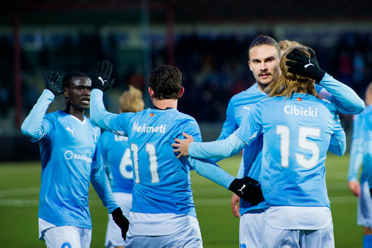 Malmö FFs Erik Johansson (vänd mot kameran) firar Agon
