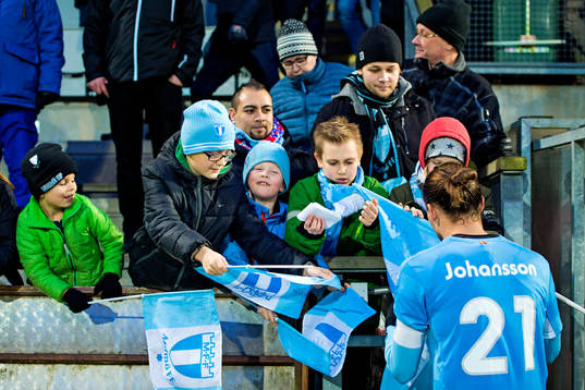 Malmö FFs Erik Johansson skriver autografer