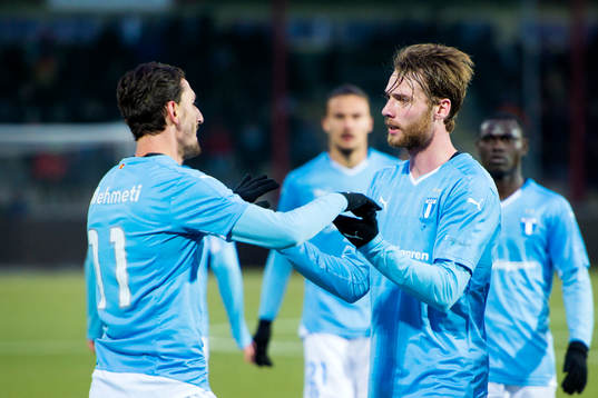 Malmö FFs Agon Mehmeti firar segern med Jo Inge Berget