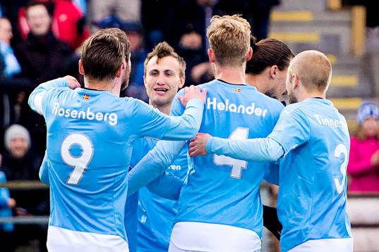 Malmö FFs Magnus Wolff Eikrem (vänd mot kameran) firar