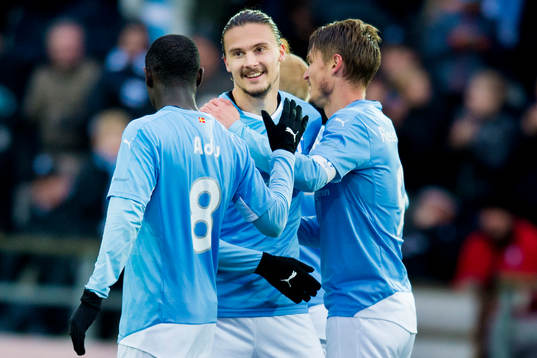 Malmö FFs Erik Johansson firar med lagkamraterna