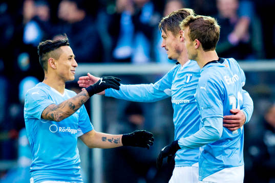 Malmö FFs Markus Rosenberg kramas om av Victor Yoshimar