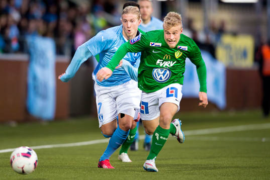 Jönköpings Sebastian Holmqvist jagas av Malmö FFs Simon