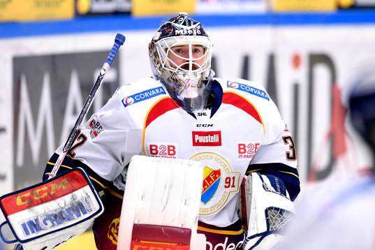 Djurgårdens målvakt Mikael Tellqvist på uppvärmningen