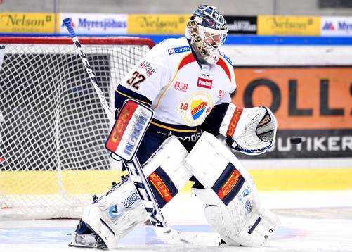 Djurgårdens målvakt Mikael Tellqvist på uppvärmningen