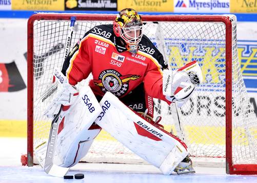 Luleås målvakt Joel Lassinantti på uppvärmningen innan
