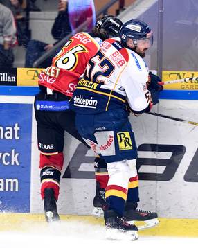 Djurgårdens Mikael Ahlén tacklar Luleås Jonathan Sigalet