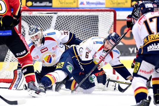 Djurgårdens Andreas Englund och målvakt Mikael Tellqvist