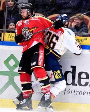 Luleås Per Ledin tacklar Djurgårdens Philip Holm