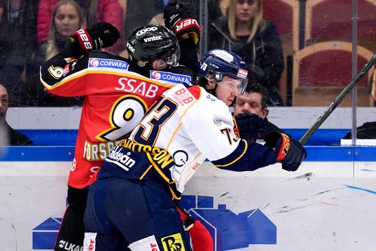 Djurgårdens Adam Ollas Mattsson tacklar Luleås Johan