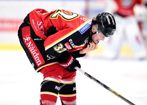 Luleås Lennart Petrell grinar illa