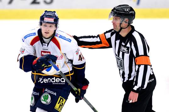 Domaren Patrik Sjöberg klappar om Djurgårdens Alexander