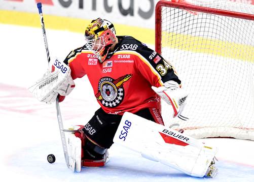 Luleås målvakt Joel Lassinantti räddar ett skott