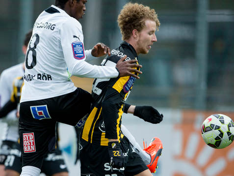 Mjällbys Benjamin Fadi i ryggen på Häckens Samuel