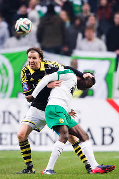s Nils-Eric Johansson trycker ner Hammarbys Amadaiya Rennie