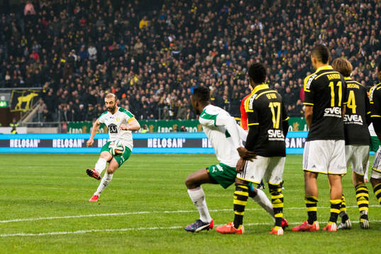 Hammarbys Kennedy Bakircioglu slår en frispark
