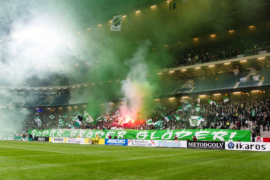 Hammarbys supportrar med ett TIFO innan fotbollsmatchen i