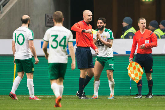 Domare Michael Lerjéus delar ut ett gult kort till