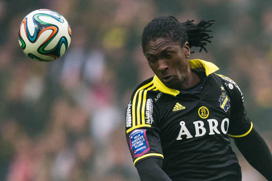 s Dickson Etuhu i en nickduell med Hammarbys Kennedy