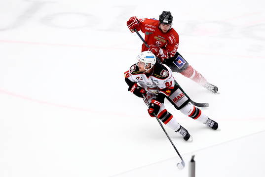 Malmös Mattias Persson jagas av Vita Hästen-spelare