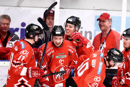 Vita Hästens Linus Näsström jublar med de andra spelarna