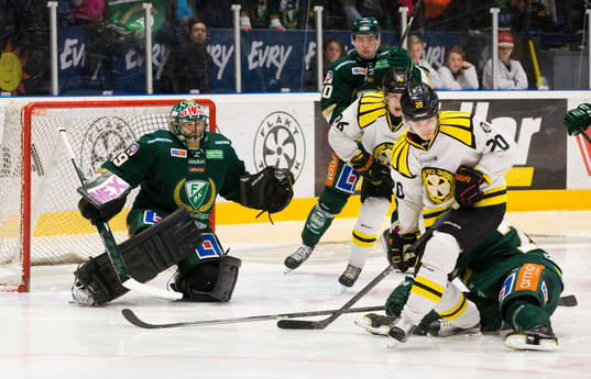 Färjestads målvakt Justin Pogge håller koll på Brynäs