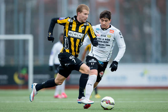 Häckens Simon Gustafson steget före Mjällbys Lukas Grill