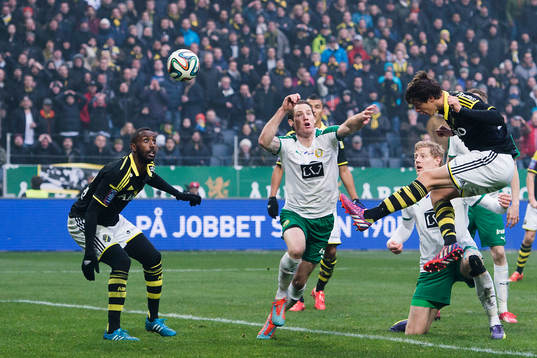 s Sauli Väisänen nickar framför Hammarbys Johan Persson