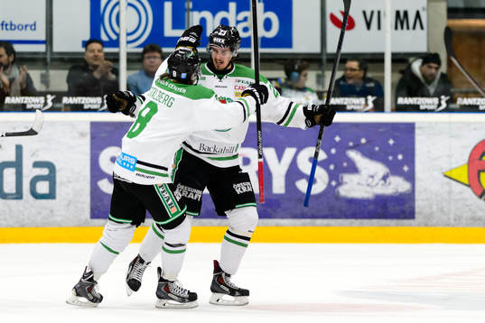 Rögles Sebastian Stålberg firar Daniel Sylwander