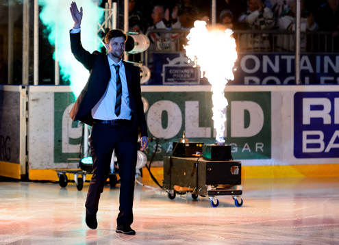 Rögles Jacob Johansson gör entré vid tröjceremonin