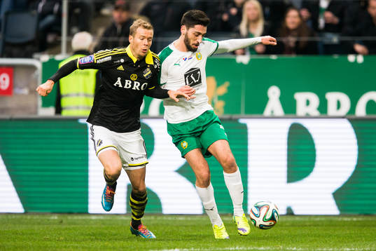 s Per Karlsson i kamp om bollen med Hammarbys Nahir Besara